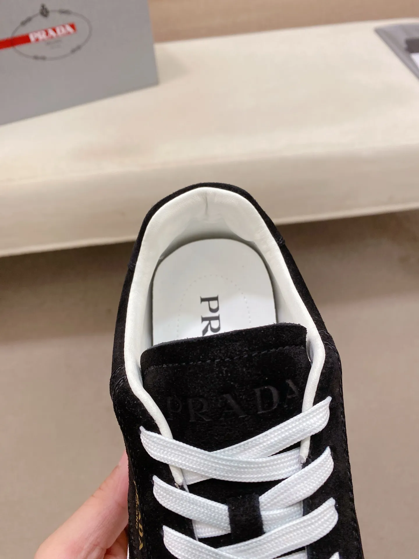 Men's shoes 💰 580💰 ✔️✔️✔️High version High-quality new PRADA counters are launched simultaneously. The new men's shoes and 😘fabric are selected suede cowhide and are made by pure handicrafts. Lining: Full cowhide lining. 👍🏿 High-end ☄️ air-cushion molded anti-slip rubber outsole, exquisite lines, simple and elegant, comfortable and high-end for leisure travel. Code number: 38 to 44